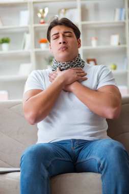 Genç adam boğaz ağrısı çekiyor.