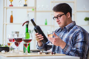 Profesyonel şarap garsonu kırmızı şarap tadıyor.