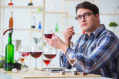 Profesyonel şarap garsonu kırmızı şarap tadıyor.