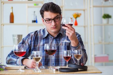 Profesyonel şarap garsonu kırmızı şarap tadıyor.