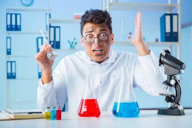 Laboratuvarda çalışan çılgın bir kimyager.