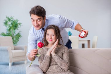 Evlilik teklifi yapan bir adamın romantik konsepti.