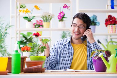 Bahçıvan çiçekçide çalışıyor. Çiçekçide çalışıyor.