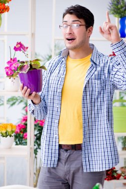 Bahçıvan çiçekçide çalışıyor. Çiçekçide çalışıyor.