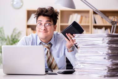 Ofiste çalışan komik muhasebeci.