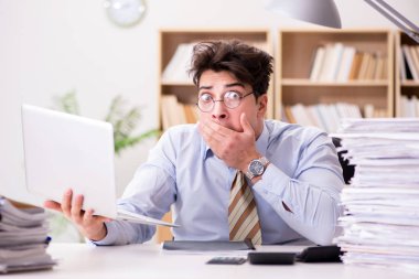 Ofiste çalışan komik muhasebeci.