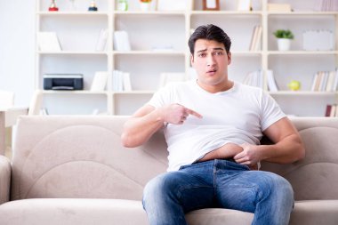 Midesi bulanan ve kusan bir adam.