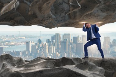 Baskı altında taşı destekleyen iş adamı