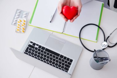 Doktor, tıbbi konseptte kalbi kontrol ediyor.