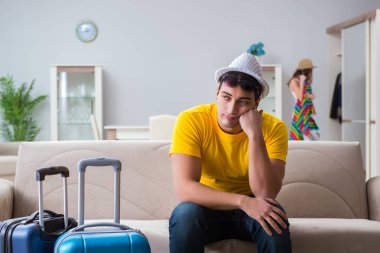 Genç bir aile seyahat için hazırlanıyor.