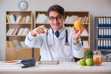 Bilim adamı çeşitli gıdalarda besin araştırması yapıyor