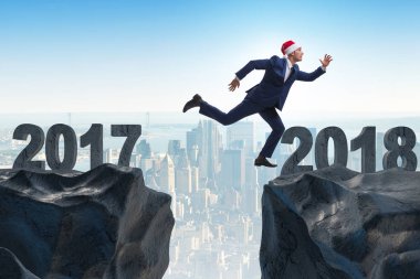 2017 'den 2018' e atlayan Noel Baba şapkalı bir iş adamı.