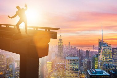 Bozuk köprüyle belirsizlik konsepti içinde iş adamı