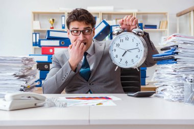 İş adamı aşırı çalışma nedeniyle teslim tarihini kaçırıyor