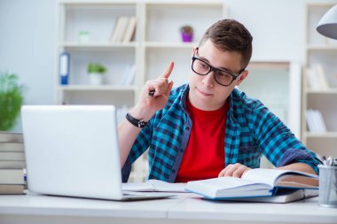 Sınavlara hazırlanan genç kız içeride masa başında ders çalışıyor.