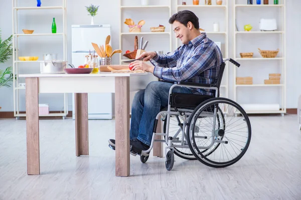 Giovane marito disabile preparare insalata alimentare — Foto Stock