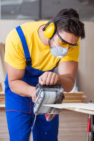 Timmerman werkt in de werkplaats — Stockfoto