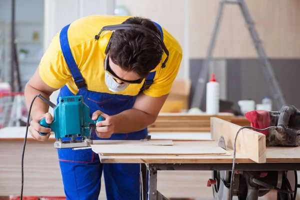 Timmerman werkt in de werkplaats — Stockfoto