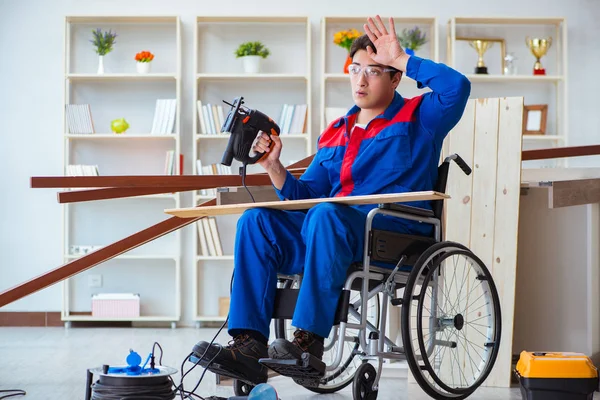 Hombre discapacitado trabajando con sierra circular — Foto de Stock