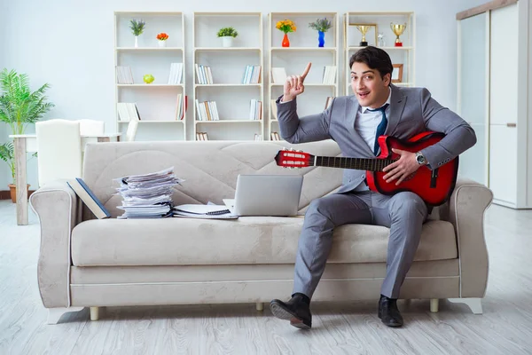 Empresario tocando la guitarra en casa — Foto de Stock