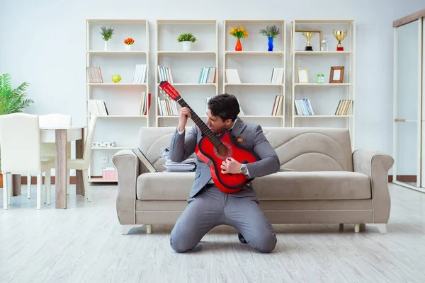 İş adamı tatile gidişini kutluyor