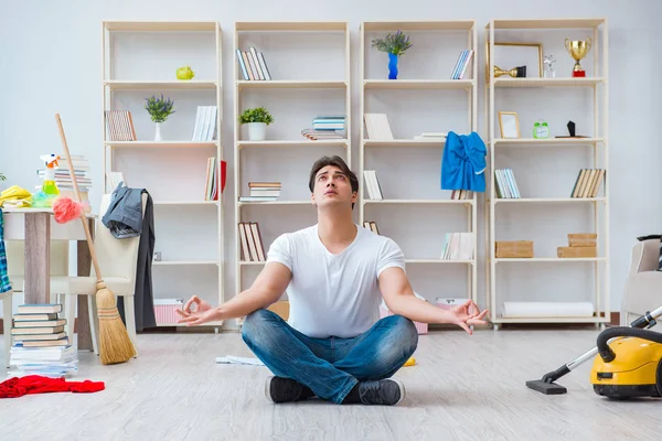 Adam evi temizliyor.