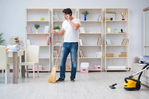 Homem fazendo limpeza em casa — Fotografia de Stock