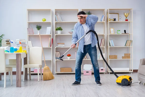 Man doing cleaning at home — Stock Photo, Image