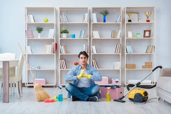 Homem fazendo limpeza em casa — Fotografia de Stock