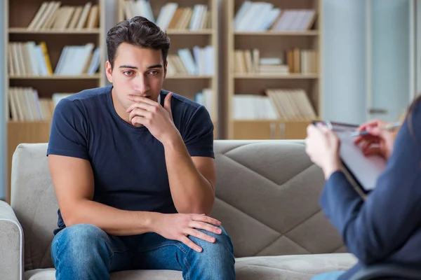 Patient zur Untersuchung beim Psychiater — Stockfoto