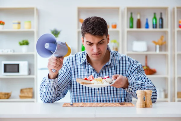 Hoparlörlü koca karısına bağırıyor.