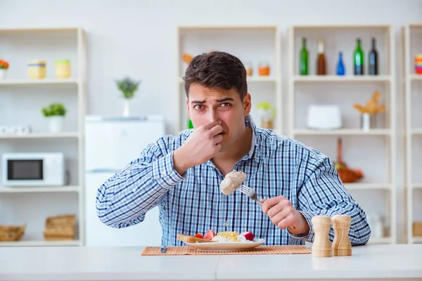 Homem comendo comida insípida em casa para o almoço — Fotografia de Stock