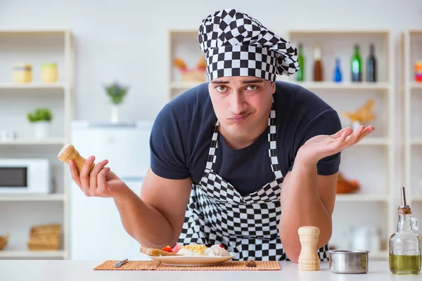 Cocinero cocinero cocinando una cena de desayuno en la cocina — Foto de Stock