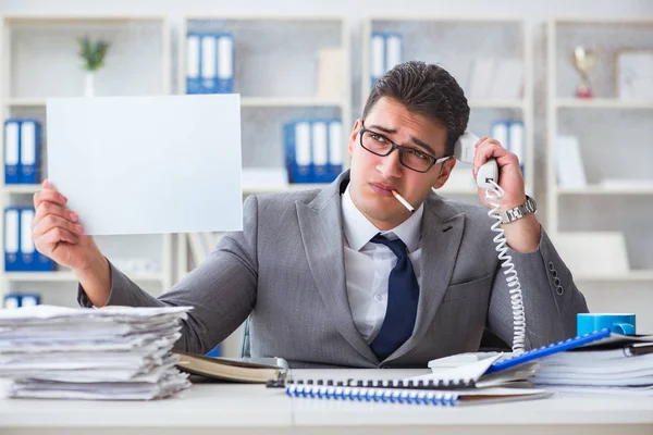 Ofiste sigara içen bir iş adamı elinde boş bir mesaj tutuyor.