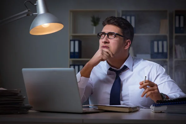 Homme d'affaires sous stress fumeur au bureau — Photo