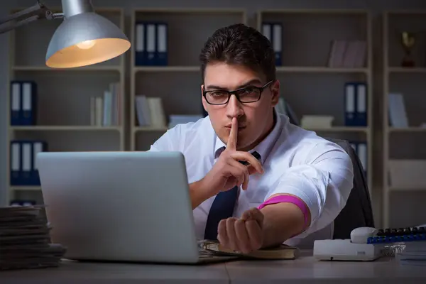 Geschäftsmann bleibt wegen Drogen zu spät im Amt — Stockfoto