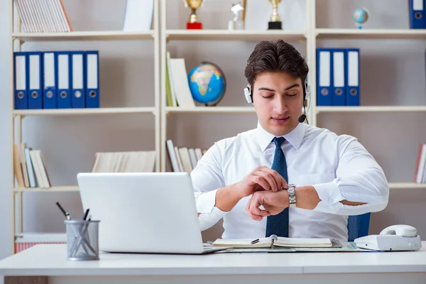 İşadamı. Ofiste çalışan seyahat acentesi.