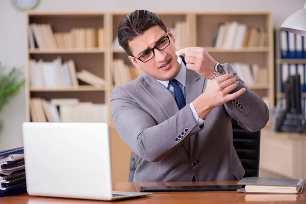 Drug addict businessman in the office — Stock Photo, Image