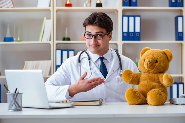 Läkare veterinär barnläkare som håller en undersökning i off — Stockfoto