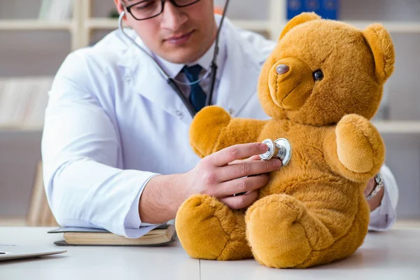 Läkare veterinär barnläkare som håller en undersökning i off — Stockfoto