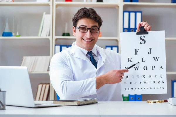 Lekarz optyk z wykresem literowym przeprowadzający badanie wzroku — Zdjęcie stockowe