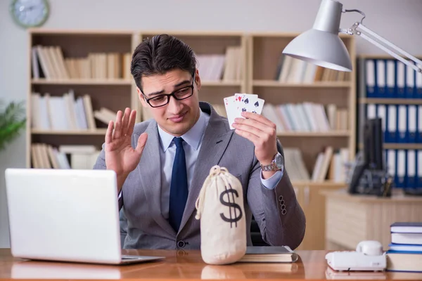 Empresário jogando cartas no trabalho — Fotografia de Stock