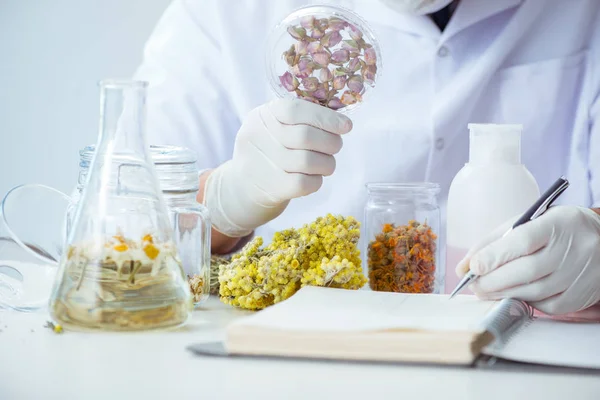 Químico misturando perfumes no laboratório — Fotografia de Stock