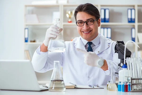 Junge Forscherin bei einem Wassertest Kontamination expe — Stockfoto