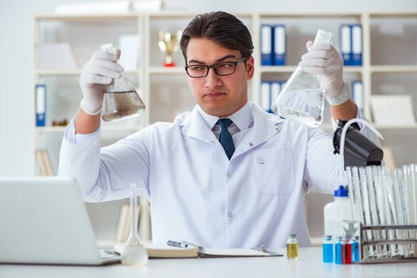 Jovem cientista pesquisador fazendo um teste de contaminação de água expe — Fotografia de Stock