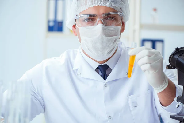 Arts test patiënten urine voor medische doeleinden — Stockfoto