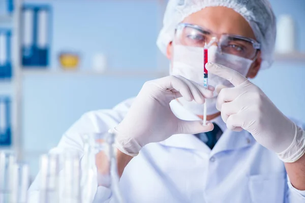 Pesquisadora cientista conduzindo uma experiência em um labora — Fotografia de Stock