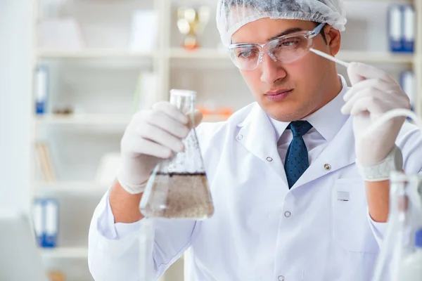 Νεαρός ερευνητής επιστήμονας που κάνει μια δοκιμή νερού expe μόλυνση — Φωτογραφία Αρχείου