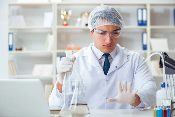 Científico joven investigador haciendo una prueba de contaminación de agua expe — Foto de Stock