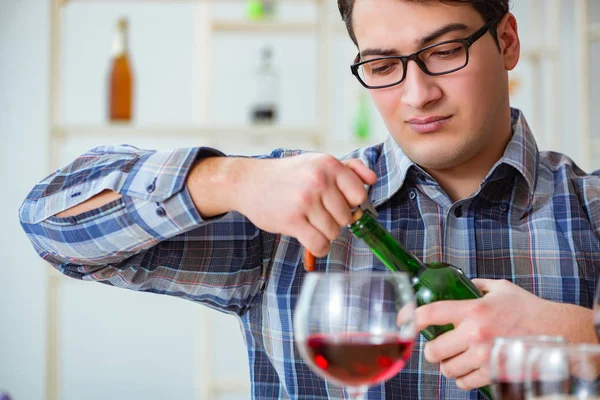 Profesyonel şarap garsonu kırmızı şarap tadıyor.